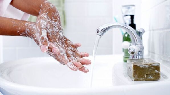 handen wassen om wormen te voorkomen