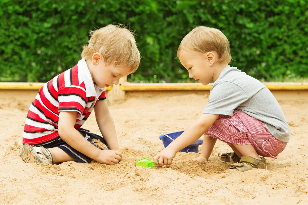 kinderen raken besmet met wormen in de zandbak