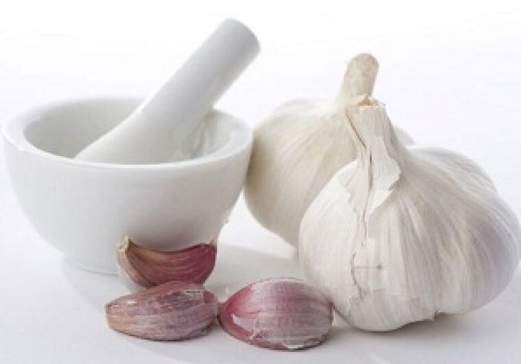 Knoflook voor het bereiden van een genezende tinctuur tegen wormen