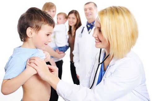 dokter onderzoekt een kind met wormen